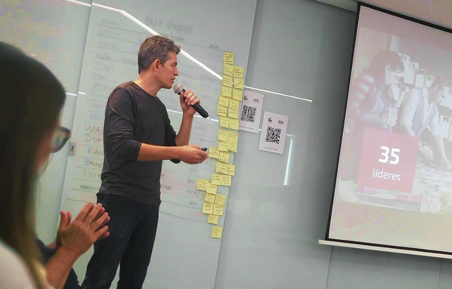 Facilitando workshop sobre inovação